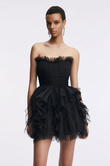 Petite robe bustier trapèze en tulle noir à volants